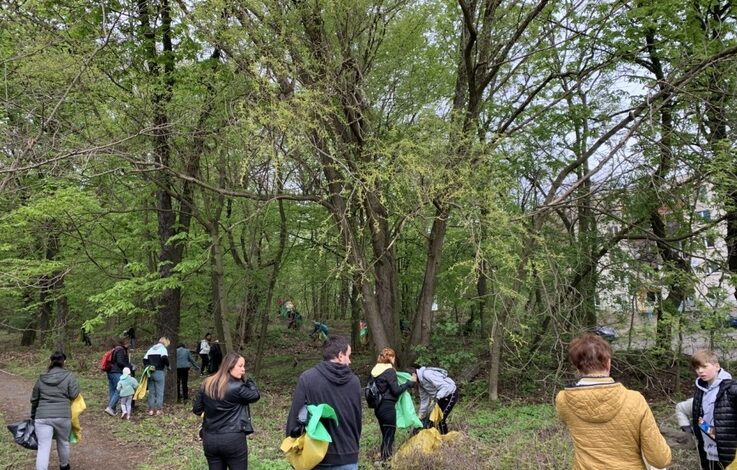  Legnica: Uchodźcy z Ukrainy sprzątali Lasek Złotoryjski