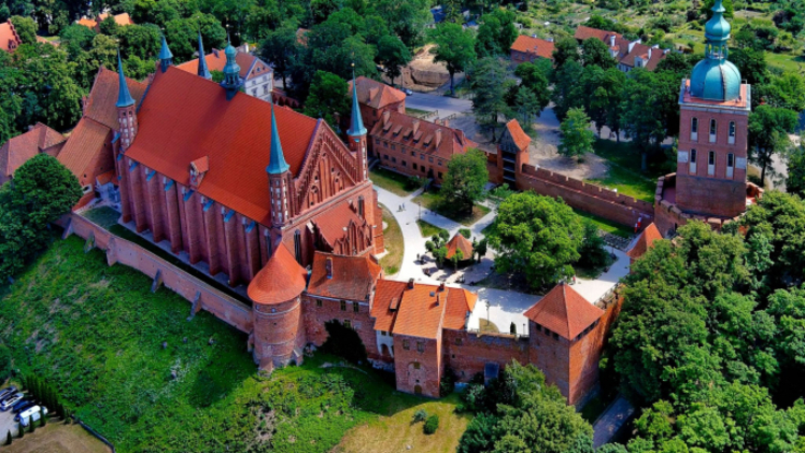  Odbudowa dawnego blasku: Unijne dofinansowanie renowacji zespołu katedralnego we Fromborku