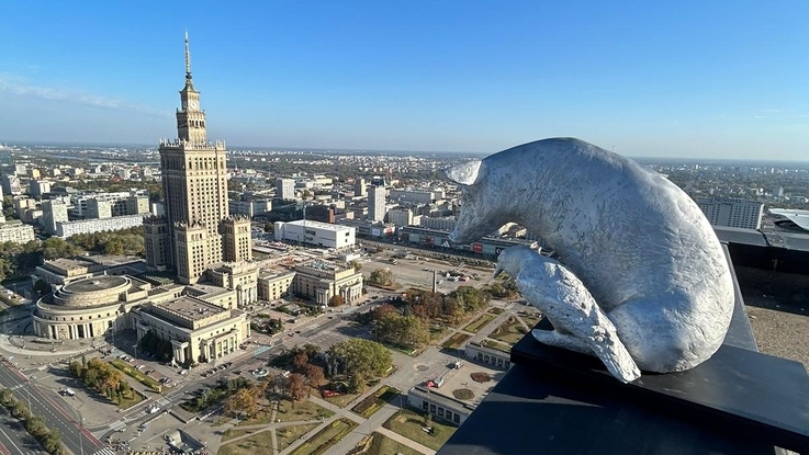  Idy Karkoszki rzeźba patrzy z krawędzi dachu warszawskiego Marriottu: piękno stolicy z lotu ptaka