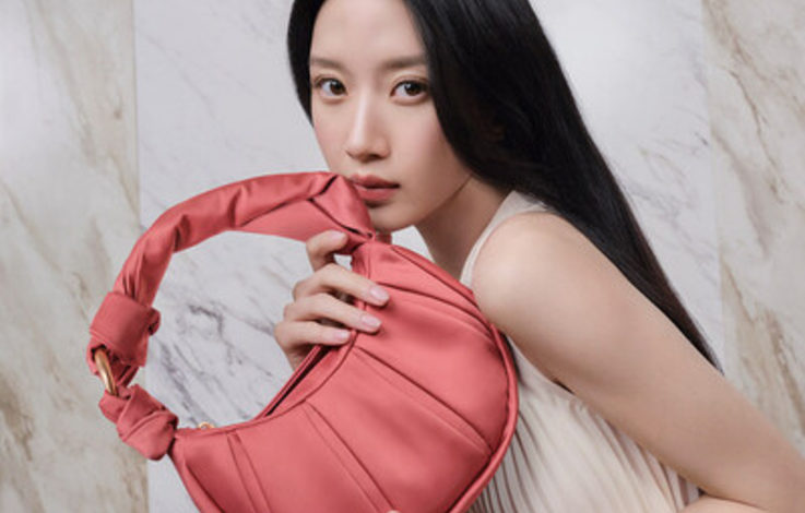  Tumi prezentuje kolekcję damską Asra w kampanii z udziałem nowej globalnej ambasadorki marki, Mun Ka Young