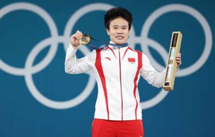  Hou Zhihui z zespołu Hunan Zoomlion Weightlifting Team pobiła rekord olimpijski, zdobywając złoty medal na olimpiadzie w Paryżu