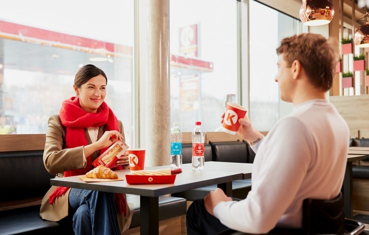  Już 23 października na stacjach Circle K promocyjne zestawy z napojem w cenie 6 zł – idealne na śniadanie lub lunch